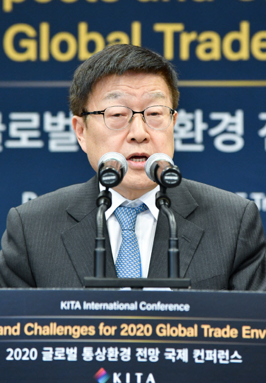 김영주 무역협회 회장이 2일 서울 삼성동 트레이드타워에서 열린 '2020 글로벌 통상환경 전망 국제 콘퍼런스'에서 개회사를 하고 있다.   한국무역협회 제공